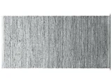 Et rektangulært, lysegråt vævet tæppe med et fint struktureret mønster og hvide frynser på begge korte kanter, vist på en hvid baggrund.