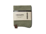 En foldet grøn strikket karklud med en beige etiket med teksten Dish Cloth og Humdakin på forsiden. Karkluden er lavet af 100 % økologisk strikket bomuld.