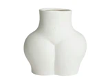 En hvid keramikvase designet i form af en menneskelig torso med glatte, minimalistiske konturer.