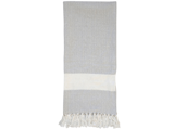 Et foldet lysegråt håndklæde med en bred hvid stribe i den ene ende og hvide frynser langs den nederste kant.