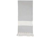 Et foldet lysegråt håndklæde med en bred hvid stribe i den ene ende og hvide frynser langs den nederste kant.