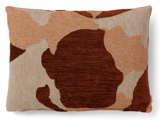 En rektangulær pude med et abstrakt, camouflageagtigt mønster i brune, beige og brune nuancer.