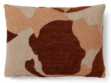 En rektangulær pude med et abstrakt, camouflageagtigt mønster i brune, beige og brune nuancer.