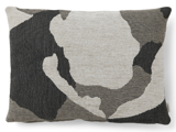 En rektangulær pude med et struktureret stof i abstrakte, camouflageagtige mønstre i sort, grå og råhvid.