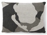 En rektangulær pude med et struktureret stof i abstrakte, camouflageagtige mønstre i sort, grå og råhvid.