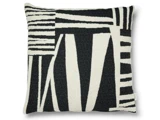 En rektangulær pude med et sort og hvidt abstrakt geometrisk mønster med uregelmæssige linjer og former.