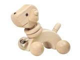 En legetøjshund af træ med en fleksibel hals, rullende hjul som fødder, en lille hale og en metalklokke, der hænger fra dens halsbånd.