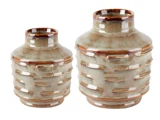 To keramikvaser med en blank, beige og brun finish med vandrette riller og afrundede former. Den ene vase er større, og den anden er mindre.