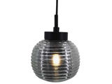 En hængende pendel med en riflet, rund glasskærm og en synlig glødepære indeni, ophængt i en sort ledning.