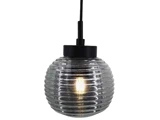 En hængende pendel med en riflet, rund glasskærm og en synlig glødepære indeni, ophængt i en sort ledning.