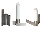 Tre billeder af en moderne lysestage i sølvfarvet metal med et minimalistisk, geometrisk design, hvor der står et hvidt lys.