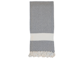 Et foldet gråt håndklæde med en hvid vandret stribe i den ene ende og hvide frynser langs den nederste kant.