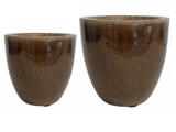 To runde, brune keramikkrukker i forskellige størrelser med en glat, blank overflade står side om side på en hvid baggrund.