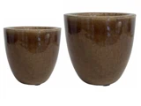 To runde, brune keramikkrukker i forskellige størrelser med en glat, blank overflade står side om side på en hvid baggrund.