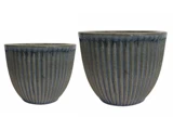 To runde, riflede keramikpotter med blågrå glasur, en mindre og en større, begge på hvid baggrund.