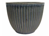 En rund, grå keramikpotte med lodrette riller og en let udvidet kant. Overfladen har en subtil spættet struktur og blå detaljer langs rillerne.