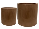 To brune, cylindriske plantekasser i forskellige størrelser placeret side om side på en hvid baggrund.
