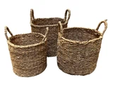 Tre flettede kurve med håndtag, arrangeret side om side. Kurvene varierer i størrelse og er lavet af et naturligt, struktureret materiale.