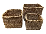 Tre rektangulære flettede kurve i forskellige størrelser, lavet af naturmaterialer, er placeret mod en hvid baggrund.