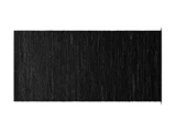 En rektangulær sort tekstureret måtte med subtile lodrette linjer, placeret på en hvid baggrund.