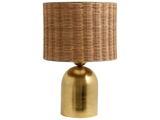 En bordlampe med en guldmetallic base og en cylindrisk, flettet rattan lampeskærm.
