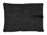 En rektangulær sort og grå struktureret pude med en lille sort stropdetalje på den ene side.