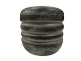 En rund, sort og grå keramikpotte med vandrette riller, vist på en hvid baggrund.
