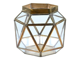 Geometrisk lanterne i glas og messing med ottekantet top og bund, trekantede glaspaneler og metalramme.