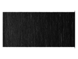 En rektangulær sort dørmåtte med en grov, struktureret overflade, placeret på en hvid baggrund.