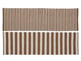 To rektangulære tæpper, hver med skiftevis brune og beige lodrette striber, er placeret oven på hinanden på en hvid baggrund.