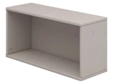 En rektangulær, lysegrå væghylde med åben front, glatte kanter og et minimalistisk design.