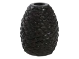 En mørk, struktureret vase formet som en fyrrekogle med en åben top og et skællignende overflademønster.