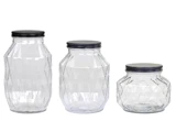 Tre tomme, klare glaskrukker med sorte låg, hver med forskellig form og størrelse, er placeret side om side mod en hvid baggrund.