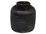 En sort keramikvase med afrundet krop, smal åbning og lodrette, strukturerede riller på overfladen.