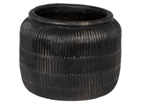 En rund, sort keramikkrukke med en bred åbning og teksturerede lodrette og vandrette stregmønstre, der dækker overfladen.