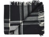 Et foldet sort og gråt ternet tæppe med frynsekanter, der viser både for- og bagside af stoffet.