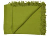 Et grønt uldtæppe med frynser på den ene kant, pænt foldet med det ene hjørne vendt om for at vise strukturen og de frynsede detaljer.