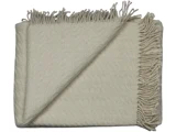 Et foldet cremefarvet vævet tæppe med frynsede kanter, vist delvist åbent for at afsløre dets struktur og mønster.
