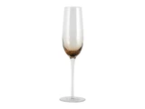 En klar champagnefløjte med en høj, slank stilk og en diskret brun farve nær bunden af skålen på en hvid baggrund.