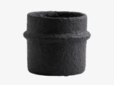 En lille, sort, cylindrisk krukke med tekstur og et hævet bånd omkring midten på en almindelig hvid baggrund.