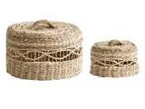 To runde flettede kurve med låg, fremstillet af naturligt stråmateriale. Kurvene har dekorative udskæringer og håndtag af reb på toppen. Den ene er stor, den anden er mindre.