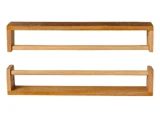 To rektangulære væghylder i træ med et minimalistisk design, hver med en vandret bjælke på tværs af fronten til støtte eller opbevaring af genstande.