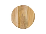 Rundt skærebræt af træ med naturlige åretegninger, fotograferet på en hvid baggrund.