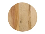 Et rundt, fladt træskærebræt med en naturlig lysebrun finish og synlige træårer.