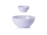 To lyslilla keramikskåle i forskellige størrelser er placeret på en hvid baggrund; den store skål er i forgrunden, og den lille er bagved.