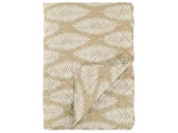 Beige quilt med et gentagende hvidt bregnebladsmønster, hvor det ene hjørne er foldet tilbage for at vise designet på begge sider.