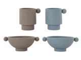 Fire moderne kopper og skåle i taupe og blå, hver med en rund hank på den ene side, udstillet på en hvid baggrund.