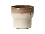 En keramisk kop med bred kant og en brun glasur på toppen, der går over i en cremet beige farve mod bunden.