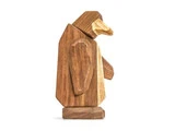 En træfigur formet som en pingvin, med glatte overflader og naturlige trækorn, vist i profil på en hvid baggrund.