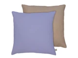To firkantede puder, den ene i lyslilla og den anden i beige, overlapper hinanden på en almindelig hvid baggrund.